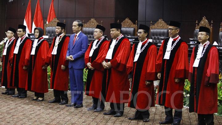 pbhi-anggap-mk-sebagai-mahkamah-keluarga-jokowi-kerja-sama-dengan-adik-ipar-untuk