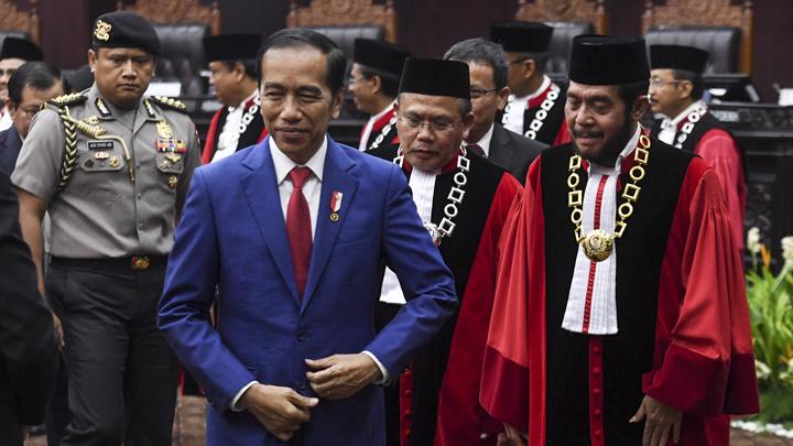 Jokowi-DPR Dituding akan Ubah Batas Umur Hakim MK, Singkirkan Saldi Isra?