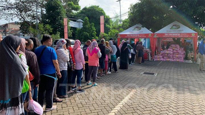berburu-bawang-putih-dan-cabai-merah-murah-warga-rela-antre