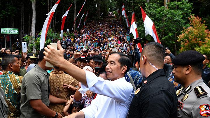 Pengamat Sayangkan Jokowi Sering Undang Buzzer Bahas Isu Penting