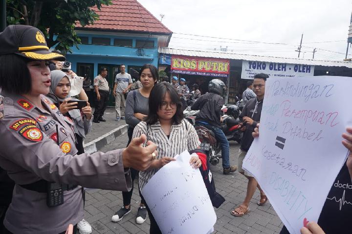 polisi--sweeping--poster-aksi-hari-perempuan-di-yogya