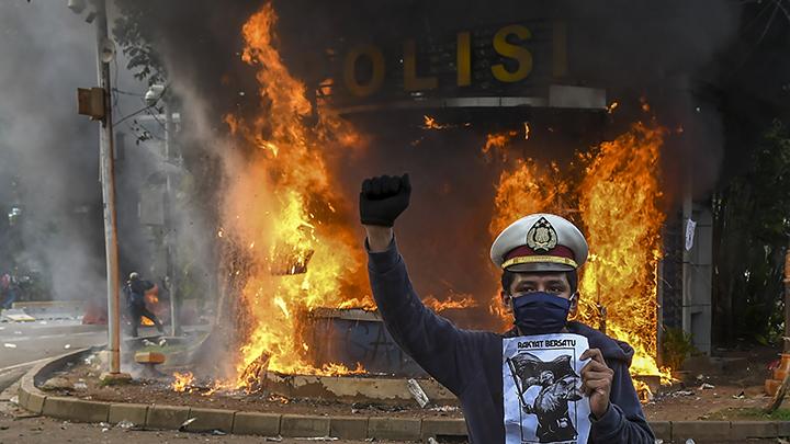 pengakuan-tersangka-perusuh-demo-uu-cipta-kerja-saya-gulingkan-mobil-polisi