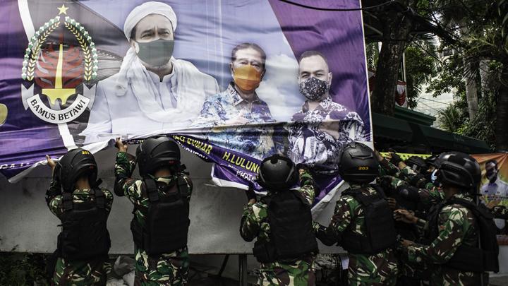 FPI Duga TNI Copoti Baliho Rizieq Shihab karena Instruksi Jokowi