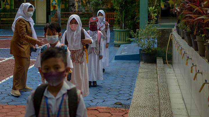 dedi-mulyadi-wajibkan-pelajar-jalan-kaki-1-km-trotoar-menuju-sekolah-bakal-dipoles