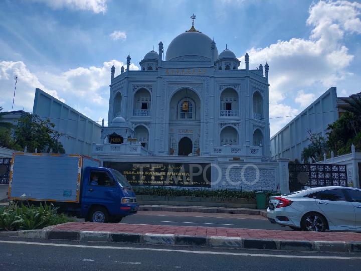 ikuti-arahan-anies-baswedan-masjid-ramlie-musofa-tak-gelar-salat-jumat