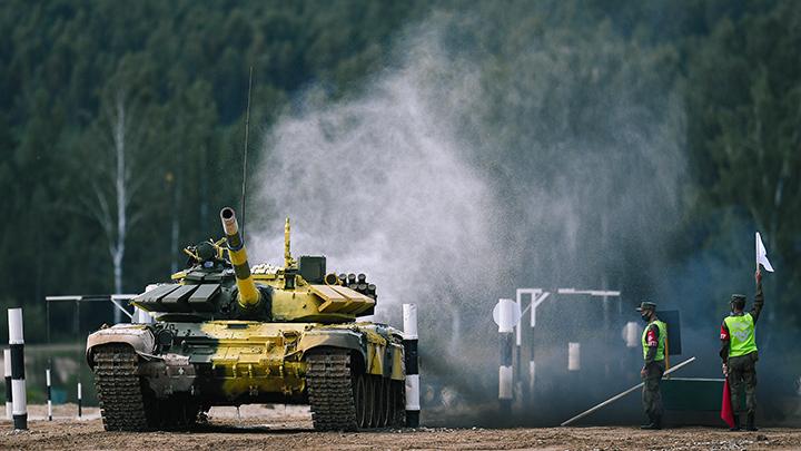 Ada-Ada Saja, Dua Balerina Melakukan Tarian Balet Di Atas Main Battle Tank