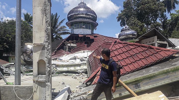 Gempa Pasaman: Menag Yaqut Salurkan Bantuan Rp 2,35 M untuk Masjid