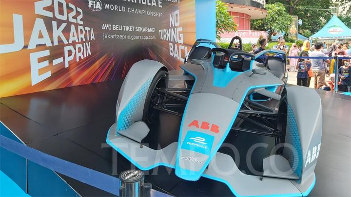 Panitia Jualan Tiket Formula E di Car Free Day Bundaran HI