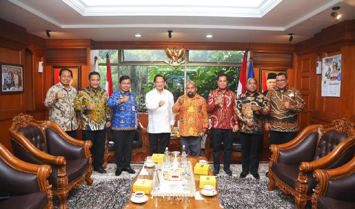 temui-mendagri-gubernur-papua-dukung-pemekaran