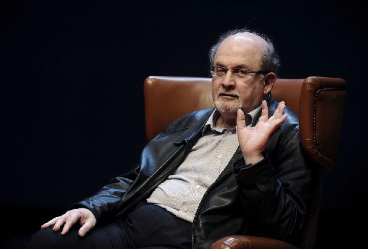 Penulis The Satanic Verses, Salman Rushdie Ditusuk di New York