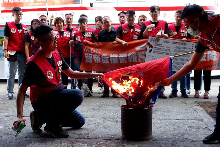 pengibaran-dan-pembakaran-bendera-china-sambut-hari-kemerdekaan-rrc-di-taiwan
