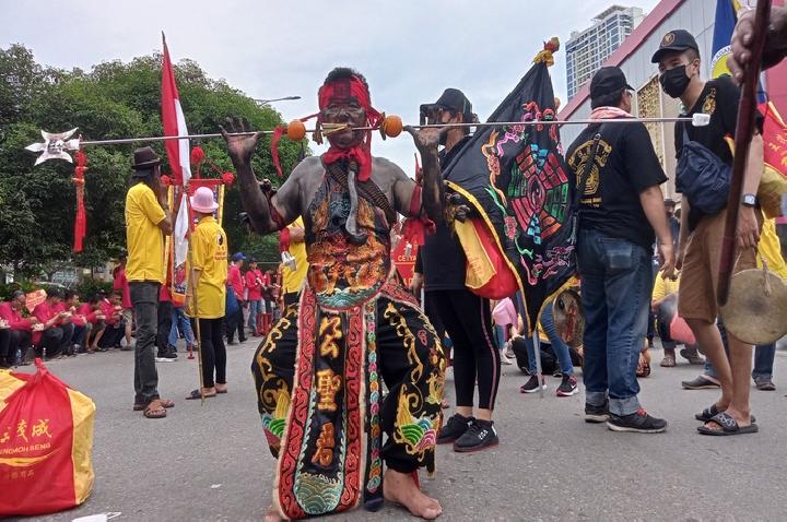 pawai-tatung-perdana-di-batam-seram-tapi-menarik