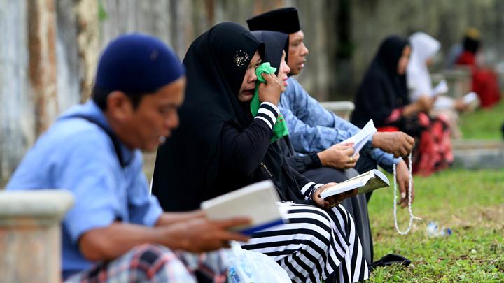 Peringati 18 Tahun Tsunami Aceh, Kuburan Massal Dipenuhi Peziarah