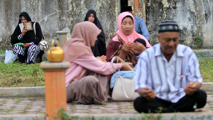 Peringati 18 Tahun Tsunami Aceh, Kuburan Massal Dipenuhi Peziarah