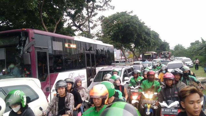 Arus Keluar JIS Tersendat Usai Konser Dewa 19, Promotor Salahkan Parkir Liar