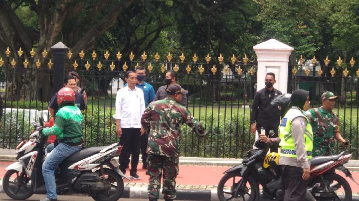 Jokowi Bagi-bagi Bansos ke Ratusan Pengemudi Ojek Online di Depan Istana