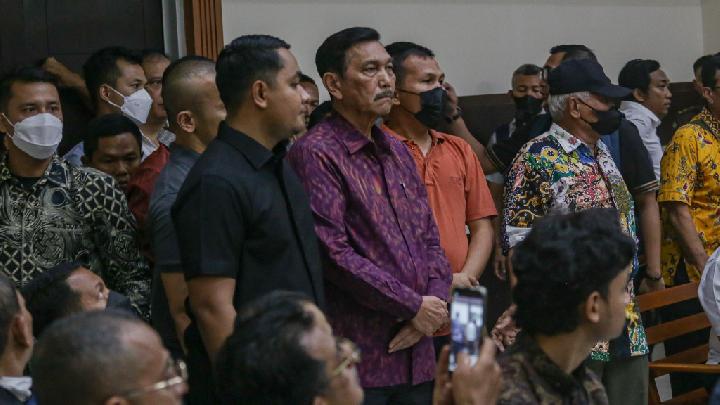 Haris Azhar Cerita Kondisi Papua di Hadapan Luhut dengan Suara Bergetar