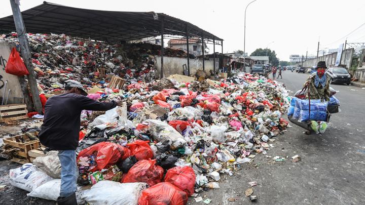 Potret Sampah yang Luber hingga ke Jalanan di Depok