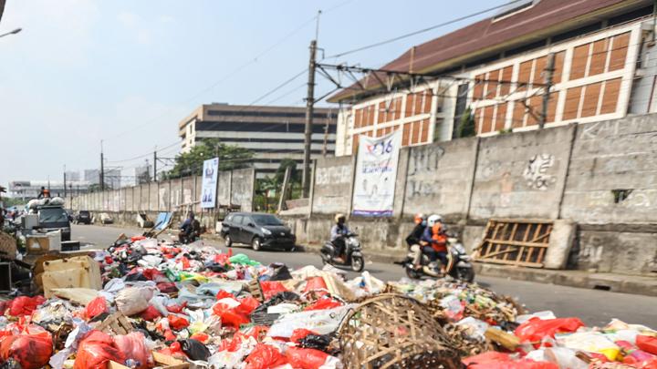 Potret Sampah yang Luber hingga ke Jalanan di Depok