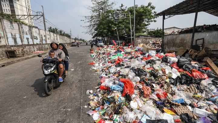 Potret Sampah yang Luber hingga ke Jalanan di Depok