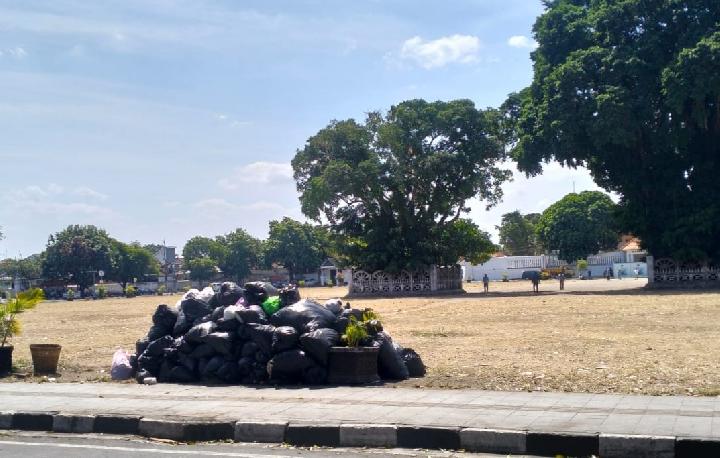 Nyaris Sepekan, Tumpukan Sampah Merembet ke Area Alun Alun Dekat Keraton Yogyakarta