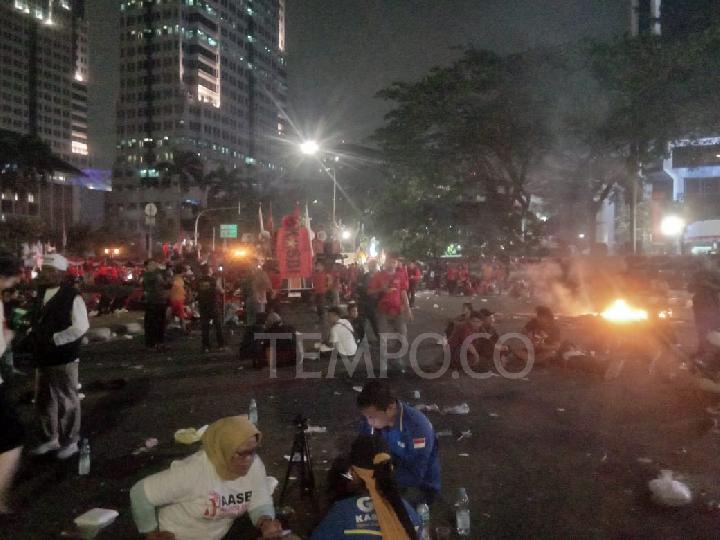 Massa Buruh Bertahan di Patung Kuda Monas, Gelar Orasi Menunggu Bertemu Jokowi
