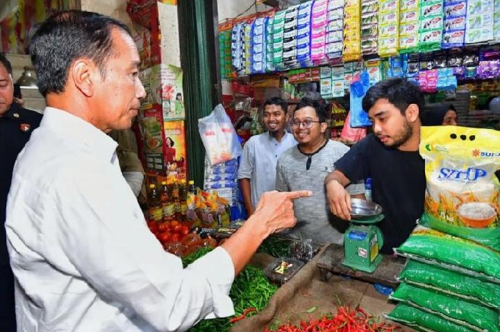 Viral Video Diduga Paspampres Rebut Spanduk Emak-emak saat Unjuk Rasa di Depan Jokowi