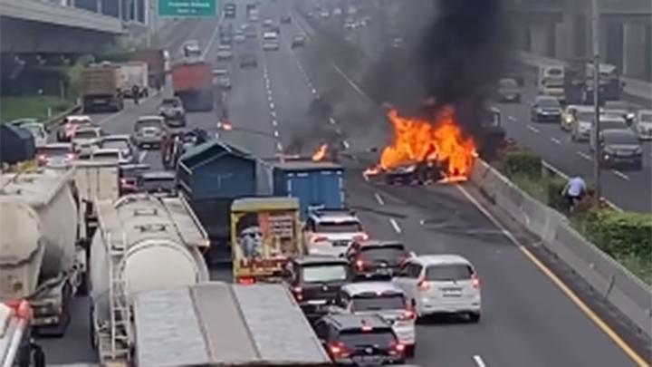 Kecelakaan KM 6 Tol Jakarta-Cikampek, Avanza Terbakar