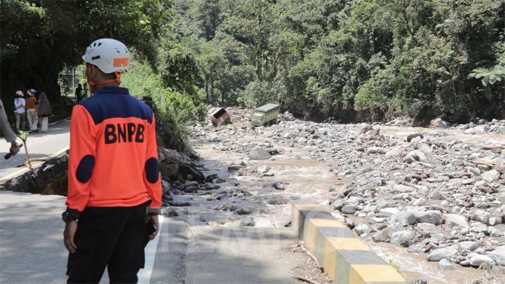 Longsor di Dekat Kelok 9 Limapuluh Kota, Jalan Lintas Sumbar-Riau Putus Total