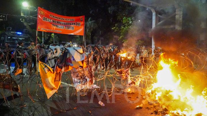 Bentrok Demo Jokowi di Patung Kuda, Polisi Pukul Mundur Mahasiswa