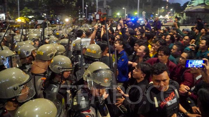 Bentrok Demo Jokowi di Patung Kuda, Polisi Pukul Mundur Mahasiswa