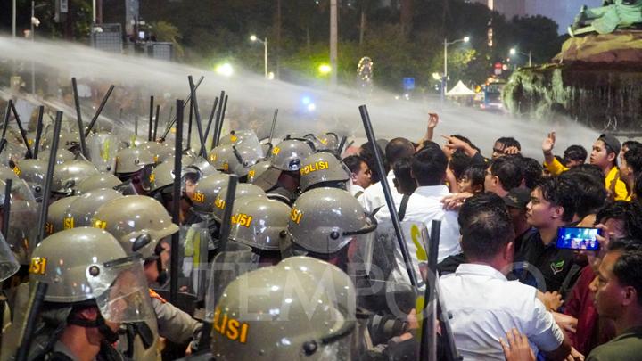 Bentrok Demo Jokowi di Patung Kuda, Polisi Pukul Mundur Mahasiswa