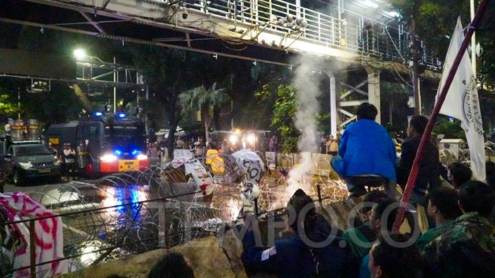 Bentrok Demo Jokowi di Patung Kuda, Polisi Pukul Mundur Mahasiswa