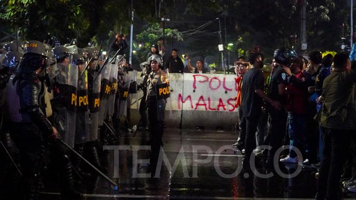 Bentrok Demo Jokowi di Patung Kuda, Polisi Pukul Mundur Mahasiswa