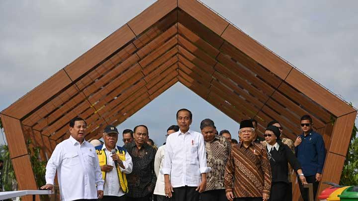 Jokowi Tatap Wajah Prabowo yang Ditanya Tiga Kali Keberlanjutan IKN