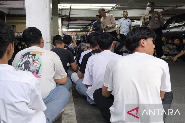 Demonstran di Depan Gedung DPR Malam Ini, Puluhan Pelajar SMA Hancurkan Halte