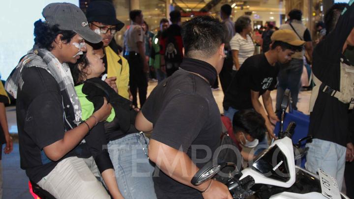 Mengadili Jokowi dan Prabowo di Jogja, “Kepala Tirani” Terpenggal hingga Jatuh di Kak