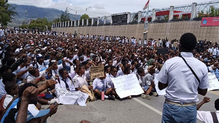 amnesty-international-respons-terhadap-siswa-papua-demo-tolak-mbg-berlebihan