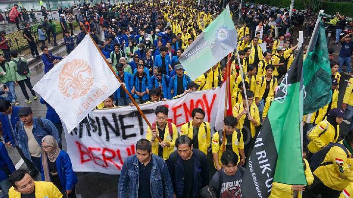 Demo "Indonesia Gelap", Mahasiswa Putar Lagu Sambil Teriak Adili Jokowi