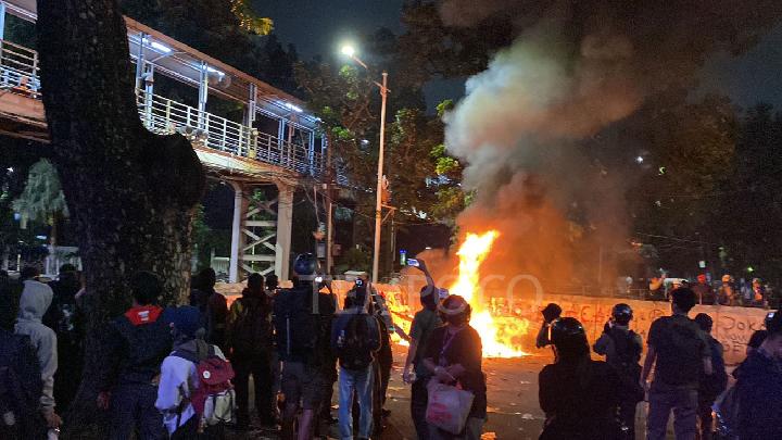 Massa 'Jogja Memanggil' Sampaikan 10 Persoalan Demonstrasi Indonesia Gelap