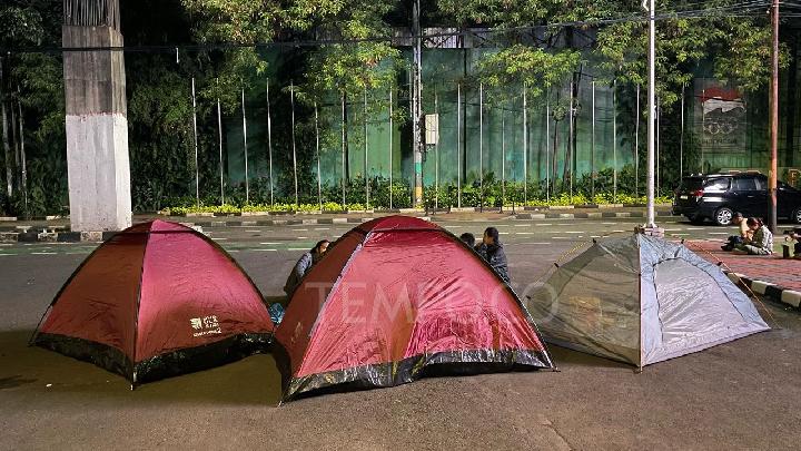 Masyarakat Gelar Tenda di Gedung DPR Tolak Pengesahan RUU TNI