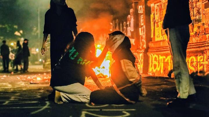 Massa Aksi Tolak UU TNI di Malang dan Surabaya Mendapat Kekerasan dari Aparat