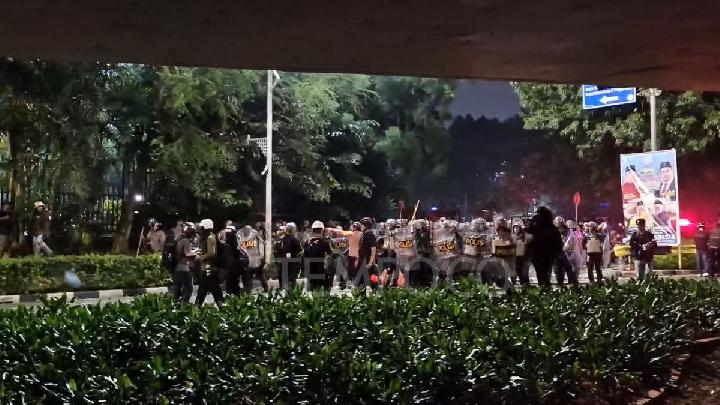 LBH Jakarta soal Sosok Diduga Intel Todongkan Senjata ke Massa Penolak UU TNI: Bahaya