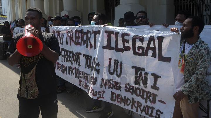 Aliansi Mahasiswa Papua Demo Tolak UU TNI di Bandung