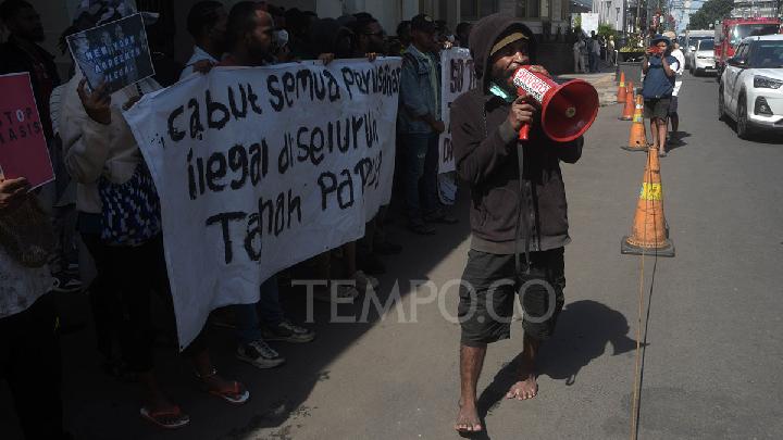 Aliansi Mahasiswa Papua Demo Tolak UU TNI di Bandung