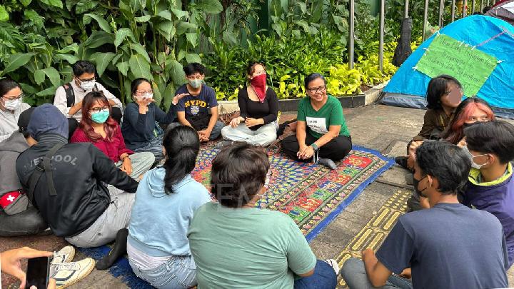 Massa Aksi Akan Terus Berkemah di Depan Gerbang DPR Sampai Revisi UU TNI Dibatalkan