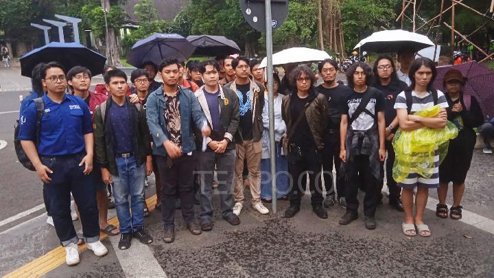 Keluarga Mahasiswa ITB Tuntut Polisi Bebaskan Pembuat Meme Prabowo-Jokowi
