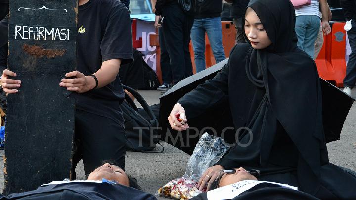 Aksi Kamisan ke-862: Aktivis Desak Pemerintah Hentikan Penulisan Ulang Sejarah