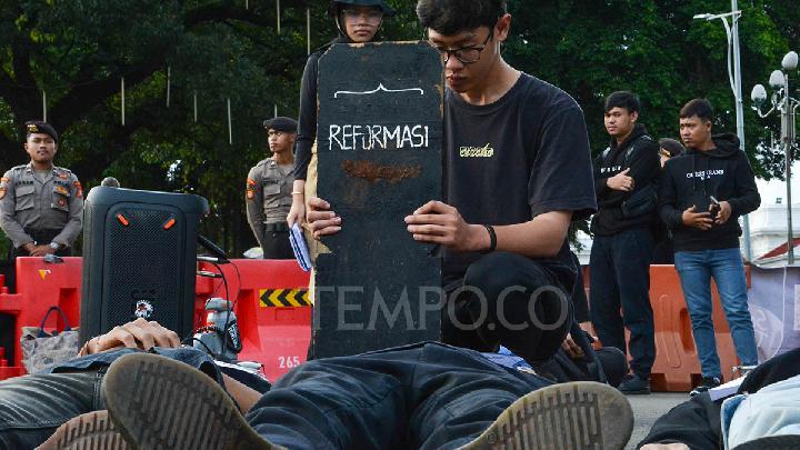 Aksi Kamisan ke-862: Aktivis Desak Pemerintah Hentikan Penulisan Ulang Sejarah