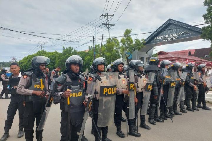 kota-sorong-rusuh-akibat-masyarakat-tolak-pemindahan-tapol-ke-makassar